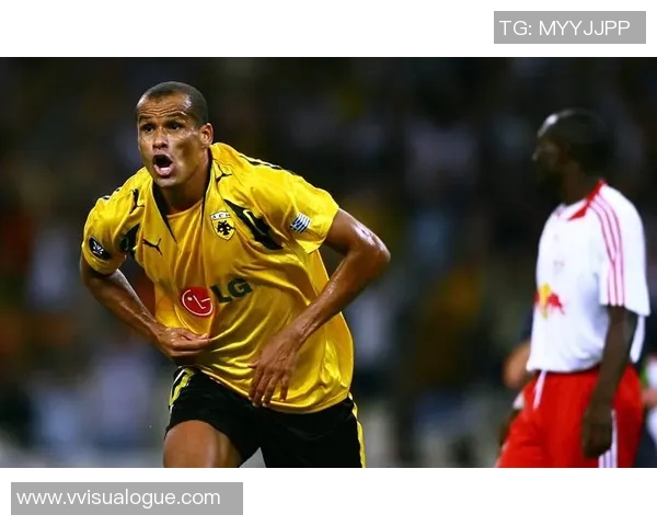 足球巨星精彩射门瞬间定格 展现速度与力量的完美结合 足球巨星精彩射门瞬间定格 展现速度与力量的完美结合