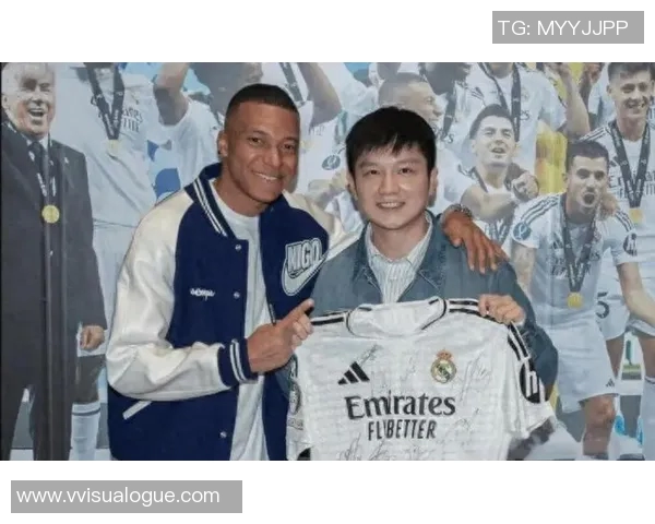 足球巨星与篮球传奇同框合影 展现跨界友谊与体育精神的完美碰撞