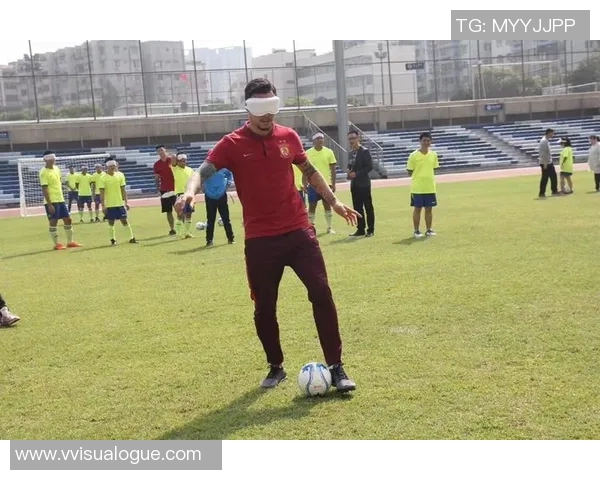 韩国足球明星戴眼罩坚持比赛挑战极限展现坚韧精神 韩国足球明星戴眼罩坚持比赛挑战极限展现坚韧精神